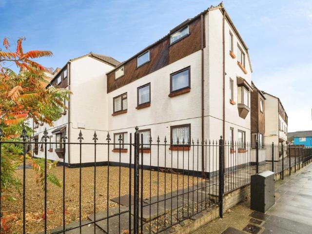 Flat for sale in London Borough of Redbridge, Greater London