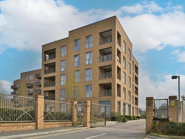 Flat for sale in Watford Heath, Watford