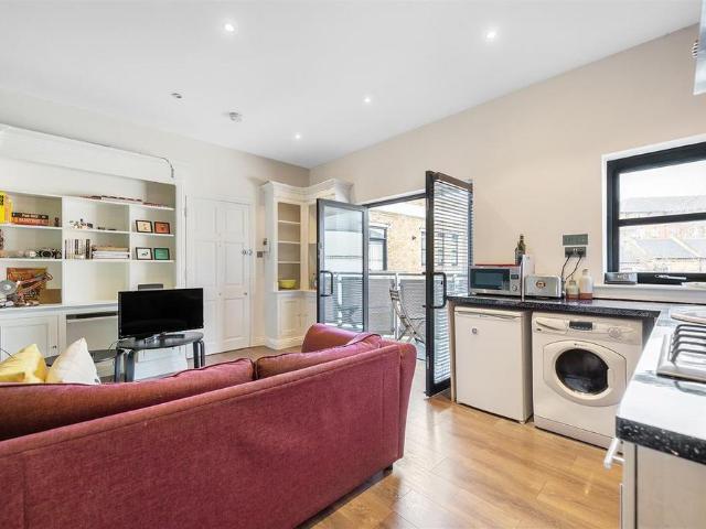 Flat for sale in Roehampton, Greater London