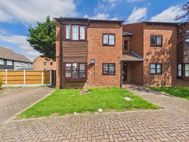 Flat for sale in Stanford-le-hope, Essex