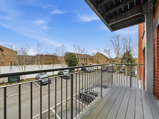 Flat for sale in Hackbridge, Greater London
