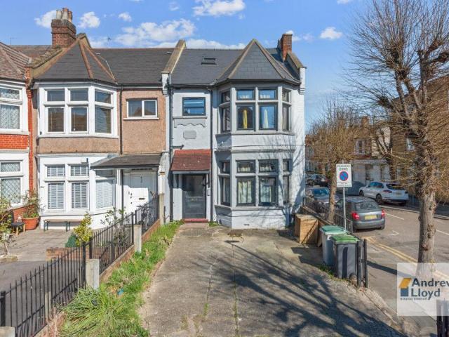 Flat for sale in Harringay, Greater London