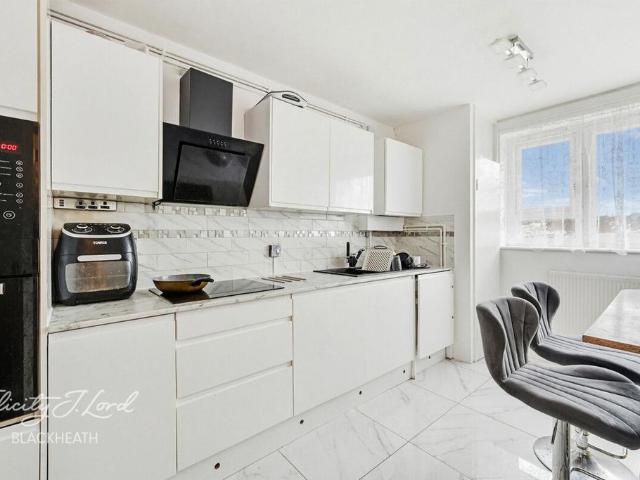 Flat for sale in Plumstead, Greater London