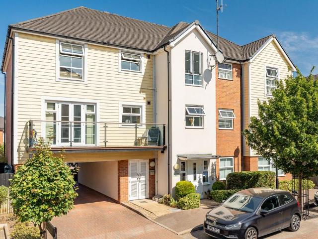 Flat for sale in Kings Hill, Colliers End