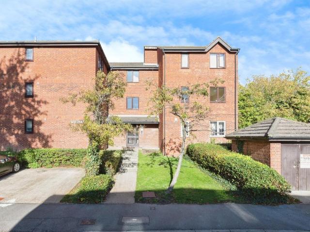 Flat for sale in Purfleet, Essex