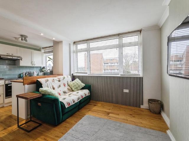Flat for sale in Wanstead, Greater London