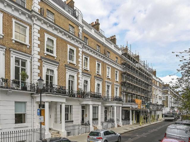 Flat for sale in Brompton, Greater London