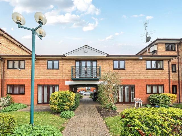 Flat for sale in Bray Wick, Maidenhead
