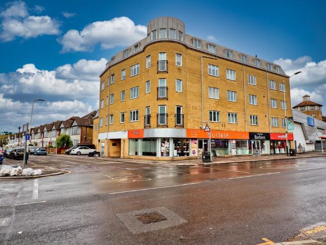 Flat for sale in Romford, Rush Green