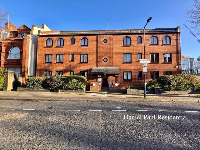 Flat for sale in Queen's Park, Greater London