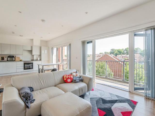 Flat for sale in Queens Park, Billericay