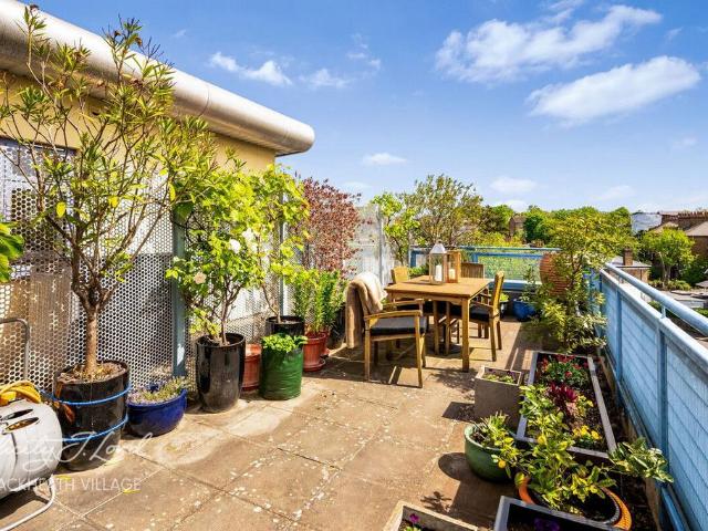 Flat for sale in London Borough of Lewisham, Ladywell