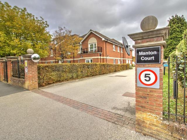 Flat for sale in Roffey, Horsham