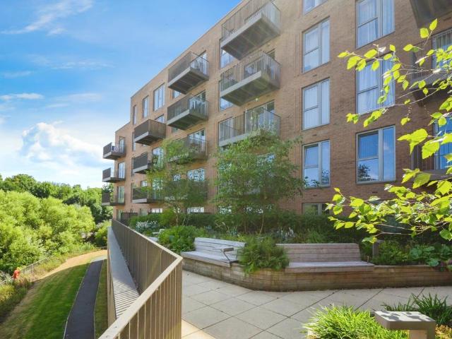 Flat for sale in Watford Heath, North Watford