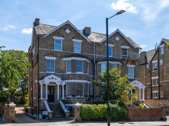 Flat for sale in Kew, Greater London
