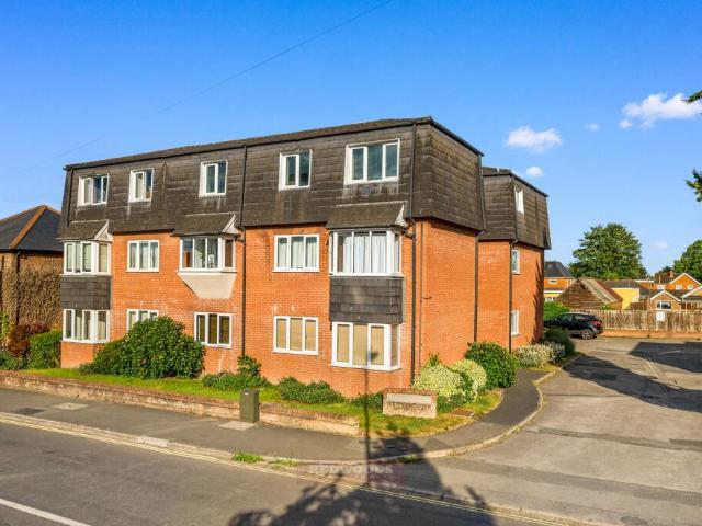 Flat for sale in Fleet, Hart