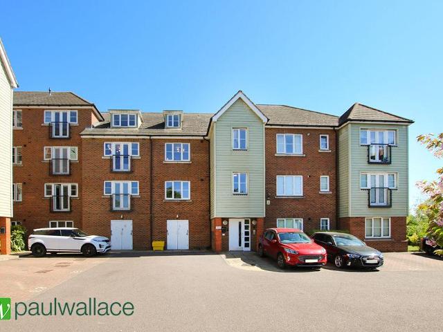 Flat for sale in Broxbourne, Hertfordshire