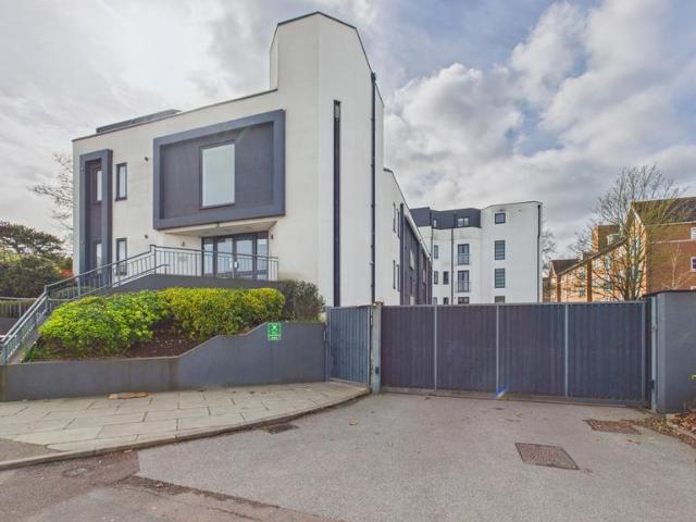 Flat for sale in Walton, Aylesbury