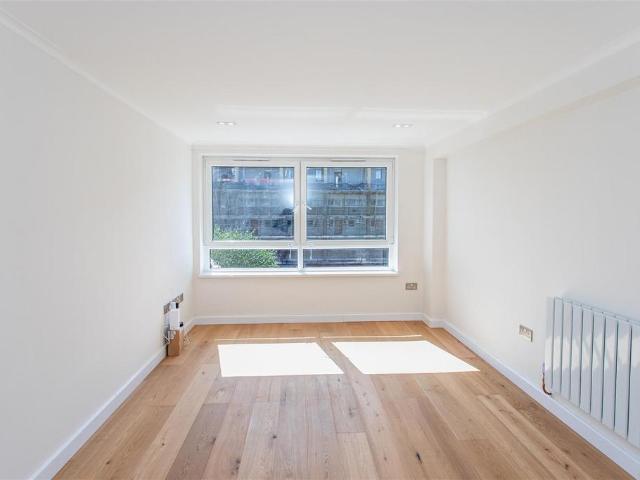 Flat for sale in Mile End, Greater London
