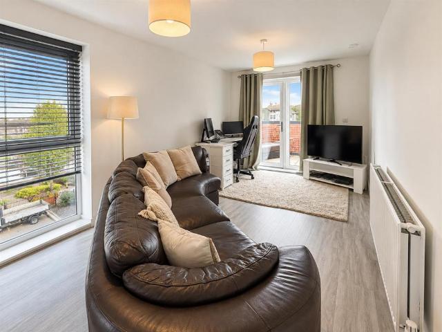 Flat for sale in Harbourland, Midway