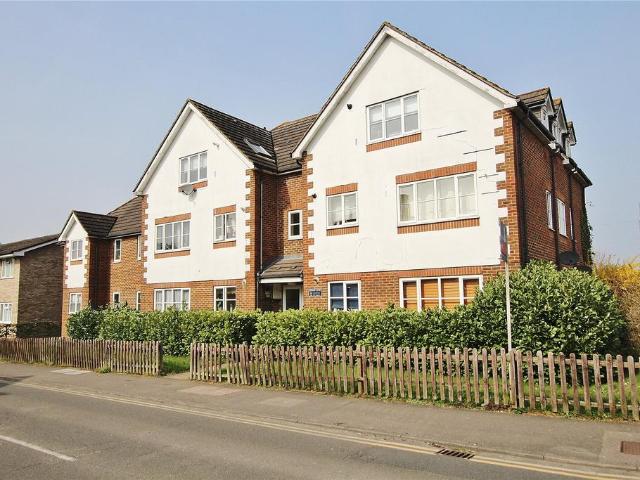 Flat for sale in Woking, Surrey