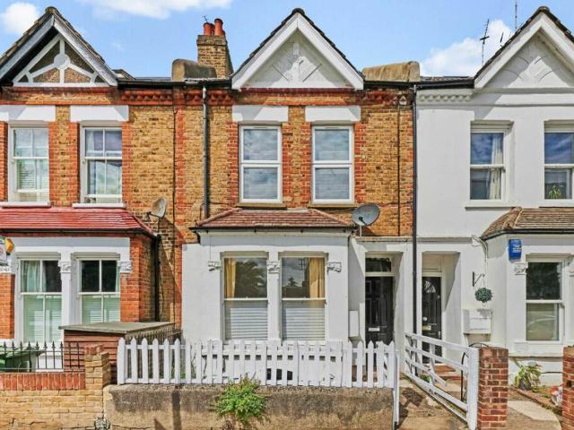 Flat for sale in Earlsfield, Greater London
