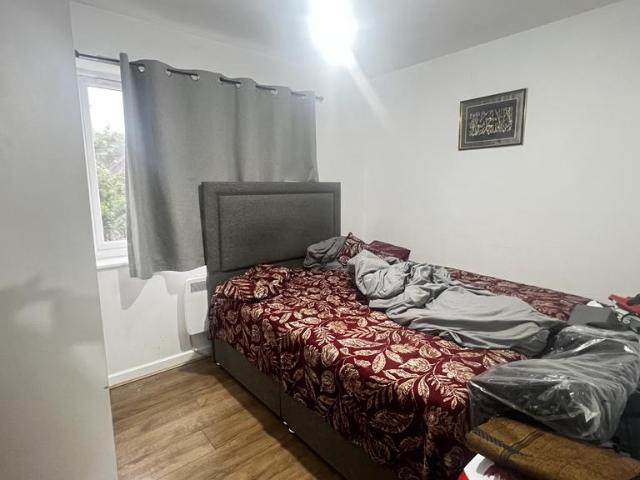 Flat for sale in Spring Park, Luton