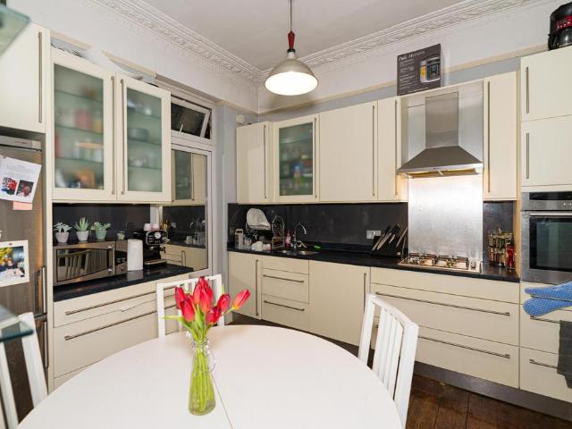 Flat for sale in Stockwell, Greater London