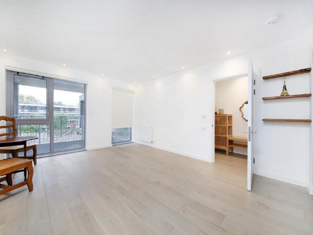 Flat for sale in Battersea, Greater London
