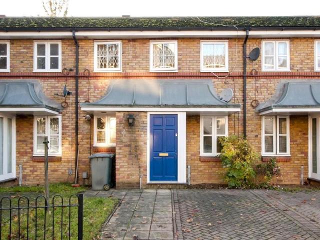 Flat for sale in Canning Town, Greater London