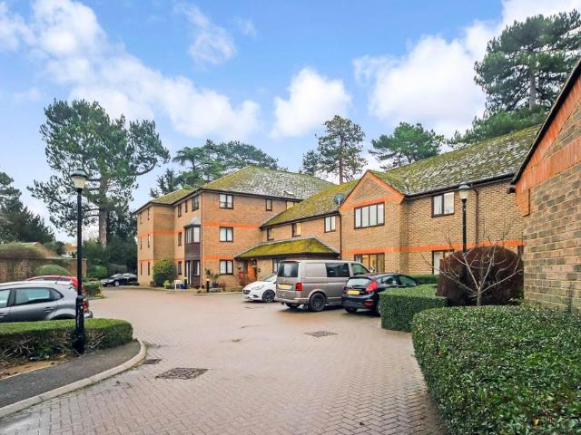 Flat for sale in Pouchen End, Hertfordshire