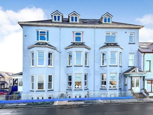 Flat for sale in Dol-y-bont, Wales