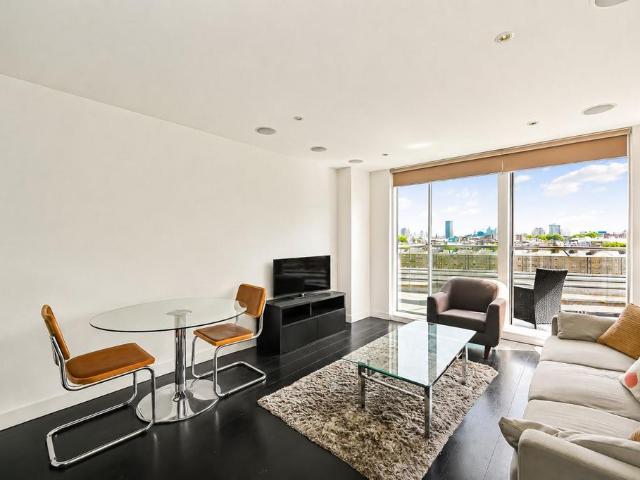 Flat for sale in Grosvenor Waterside, Greater London