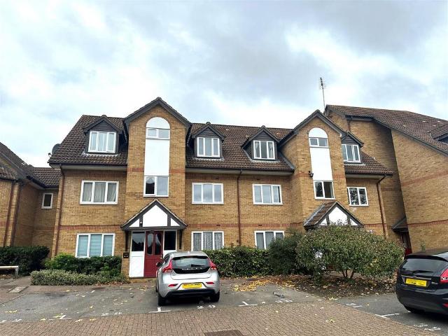 Flat for sale in North Watford, Hertfordshire