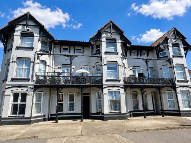 Flat for sale in Dale Hill, Essex