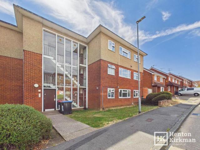 Flat for sale in Vange, Essex