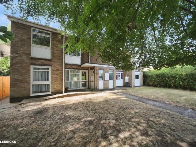 Flat for sale in Spring Park, Luton