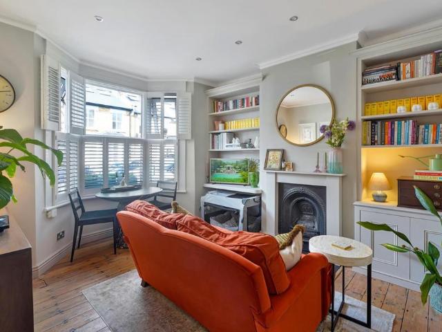 Flat for sale in East Dulwich, Greater London