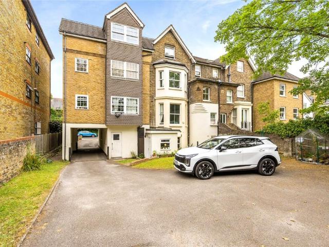 Flat for sale in Surbiton, Greater London