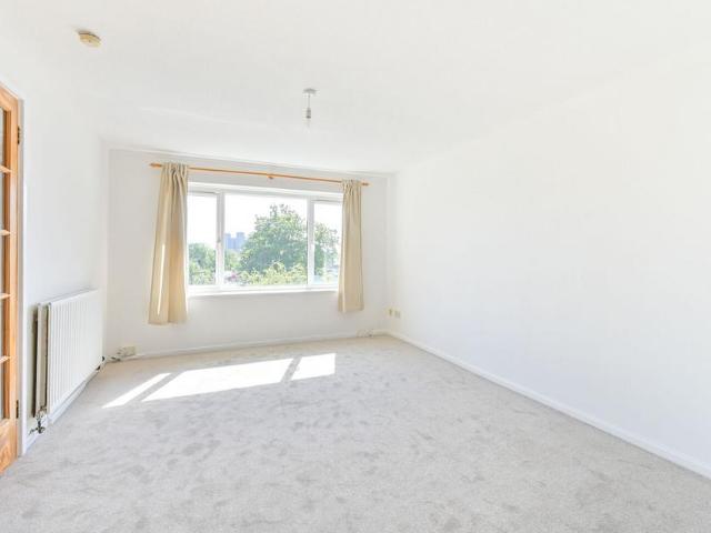 Flat for sale in London Borough of Ealing, Perivale