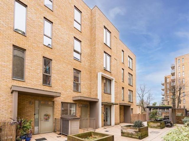 Flat for sale in Bromley-by-Bow, Bow