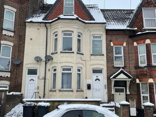 Flat for sale in Spring Park, Luton