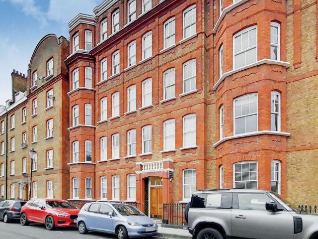 Flat for sale in Kensington, Greater London