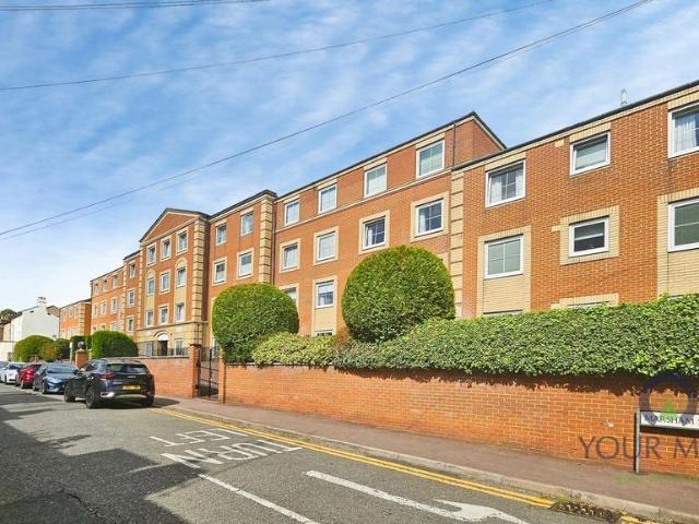 Flat for sale in Maidstone, Kent