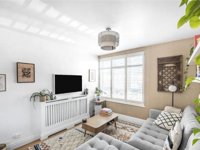 Flat for sale in Balham, Greater London