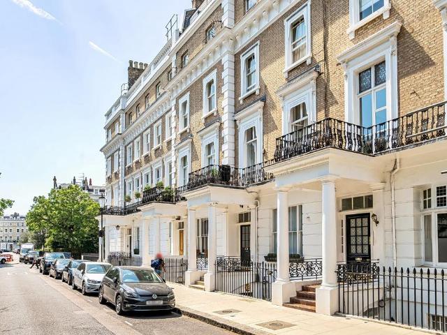 Flat for sale in Brompton, Greater London