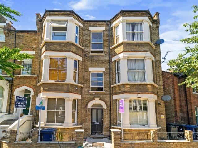 Flat for sale in London Borough of Ealing, Park Royal