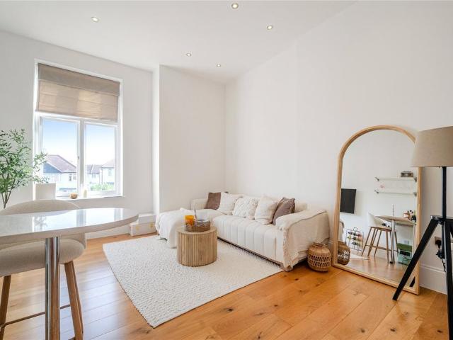 Flat for sale in Elmstead, Greater London
