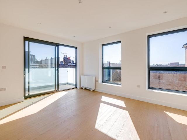 Flat for sale in West Kensington, Greater London