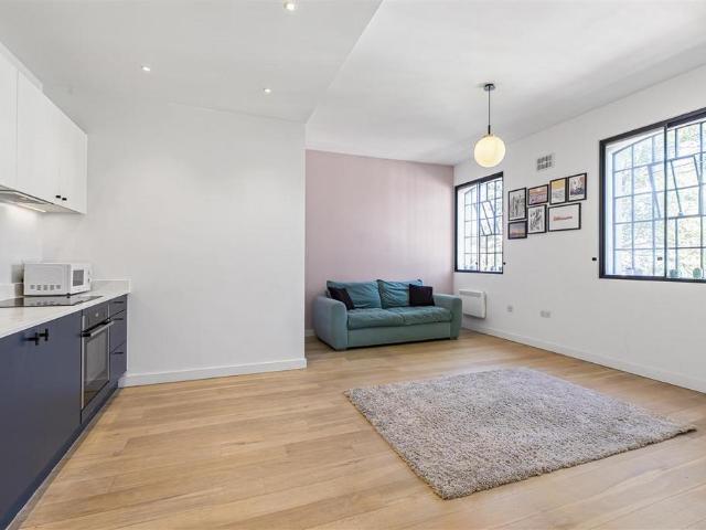 Flat for sale in Plaistow, Greater London